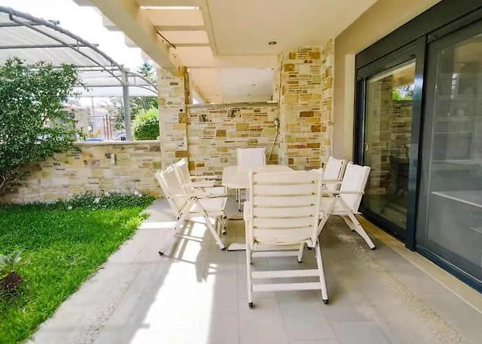 Kristina With Private Patio 하니오티
