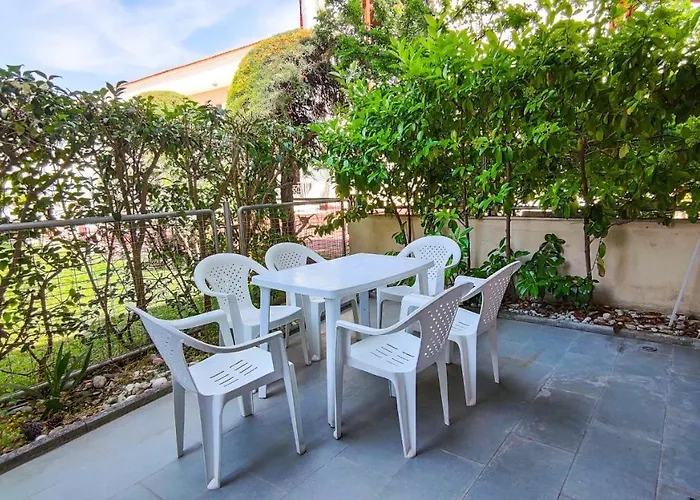 Kristina With Private Patio 하니오티